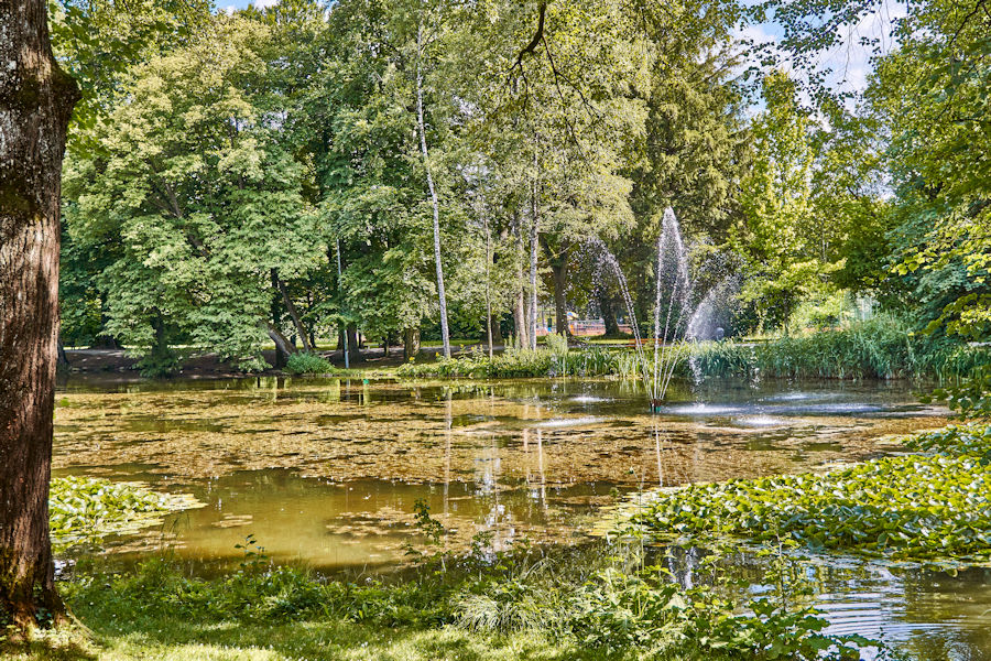 Irlacher Weiher mit Wasserfontäne im Kurpark von Bad Aibling Irlacher Weiher mit Wasserfontäne im Kurpark von Bad Aibling